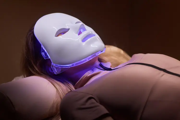 Red LED light therapy targeting fine lines and collagen support